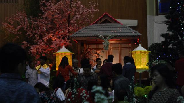 Para jemaat tak henti berkeliling di altar yang telah disulap bernuansa negeri sakura. (Foto: Liputan6.com/Muhamad Ridlo).