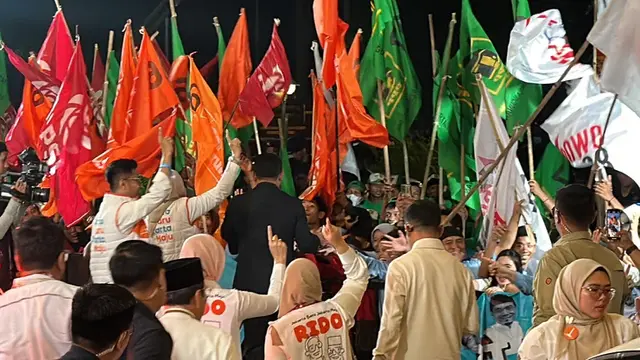 Para pendukung calon gubernur dan wakil gubernur Jakarta nomor urut satu, Ridwan Kamil-Suswono memamerkan atribut partai pendukung saat menyambut jagoannya di Hotel Sultan, yang menjadi lokasi debat Pilkada Jakarta 2024.