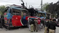 Ledakan bom di bus yang membawa pegawai pemerintah. (Reuters)