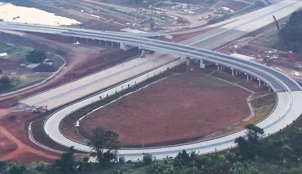 Konstruksi jalan tol sepanjang 5,4 km dengan progres telah mencapai tahap akhir penyelesaian. (merdeka.com/Arie Basuki)