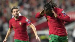 Portugal sudah unggul 1-0 pada menit ke-2. Diawali oleh Bernardo Silva yang mampu merebut bola dari penguasaan Nemanja Gudelj, bola langsung diteruskan kepada Renato Sanches yang tidak terkawal dan langsung menyepak masuk bola ke gawang Serbia. (AP/Armando Franca)