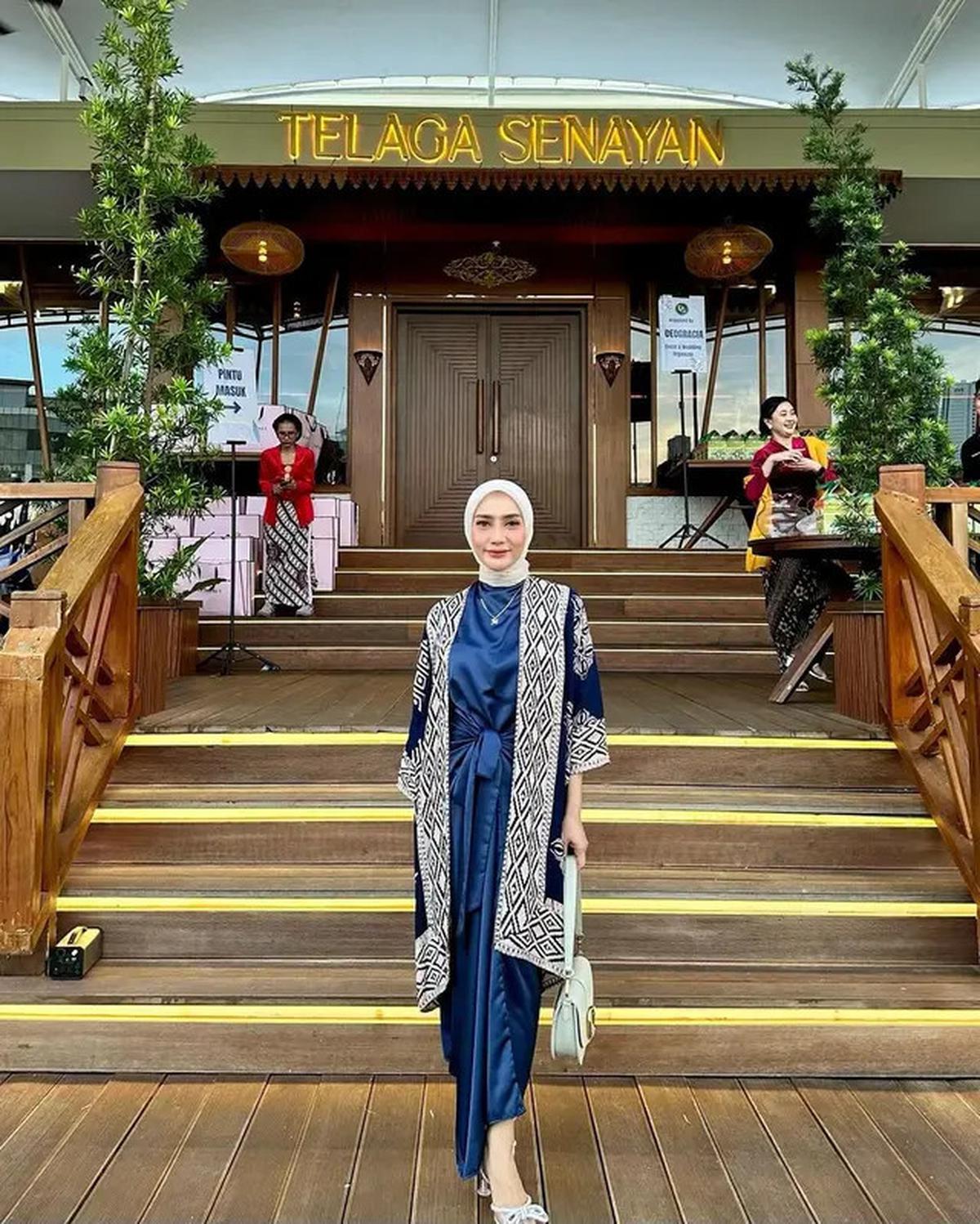 5 Outerwear Pilihan untuk Muslimah Bertubuh Mungil