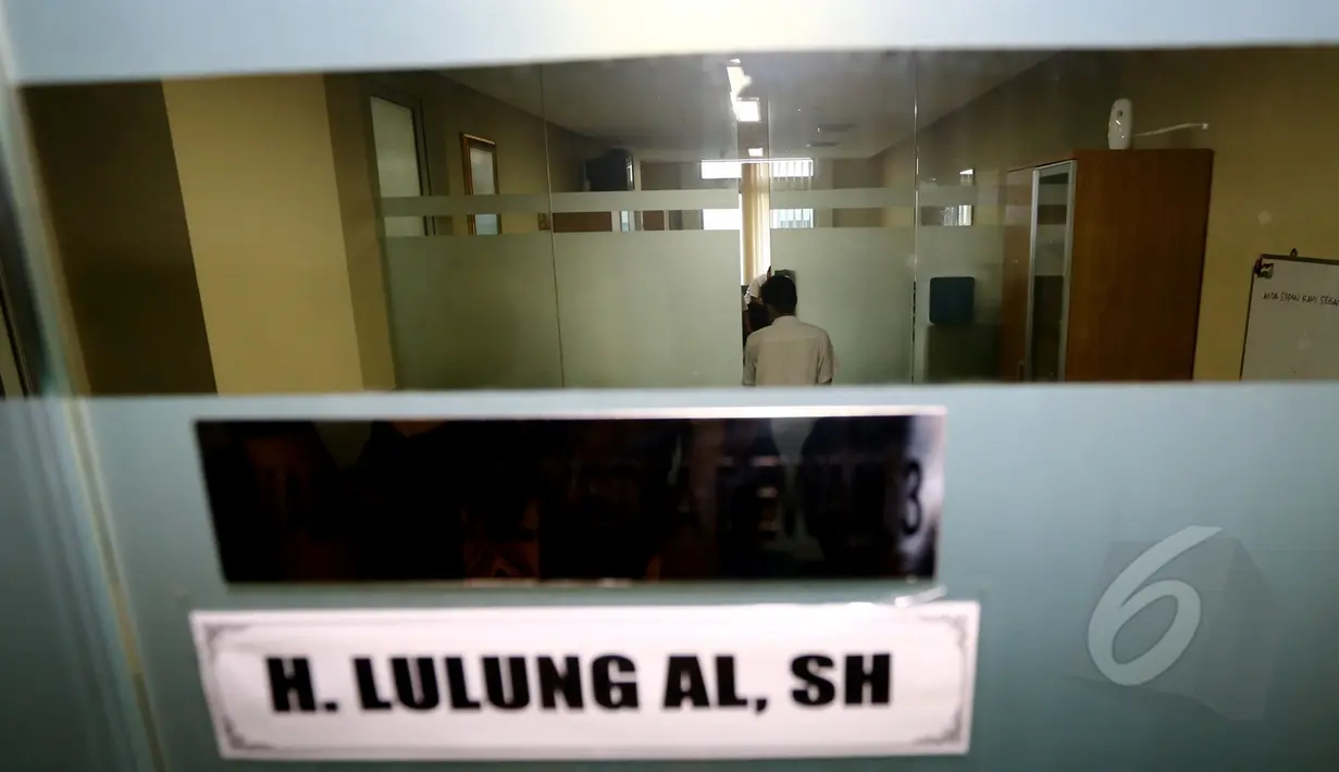 Petugas Bareskrim saat menggeledah ruang kerja Wakil Ketua DPRD DKI Jakarta Abraham Lunggana, Jakarta, Senin (27/4/2015). Pemeriksaan ruang kerja ini terkait kasus UPS.(Liputan6.com/JohanTallo)