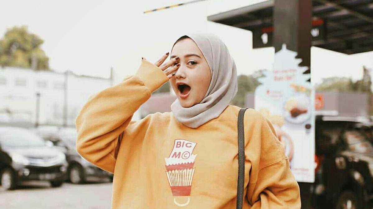 Rekomendasi 9 Ide Warna Jilbab yang Pas Dipadukan dengan Baju Kuning Mustard
