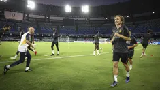 Gelandang Real Madrid Luka Modric, kanan, menghadiri sesi latihan menjelang matchday 2 Grup C Liga Champions 2023/2024, di stadion Diego Armando Maradona di Naples, Senin, 2 Oktober 2023. (Alessandro Garofalo/LaPresse via AP)