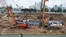Pekerja menyelesaikan proyek revitalisasi Pasar Rumput, Manggarai, Jakarta (4/1). Rencananya, Pasar Rumput akan dibangun menjadi gedung rusunanwa dengan 24-26 lantai dan 3-4 lantai pertama akan tetap difungsikan sebagai pasar. (Liputan6.com/Yoppy Renato)