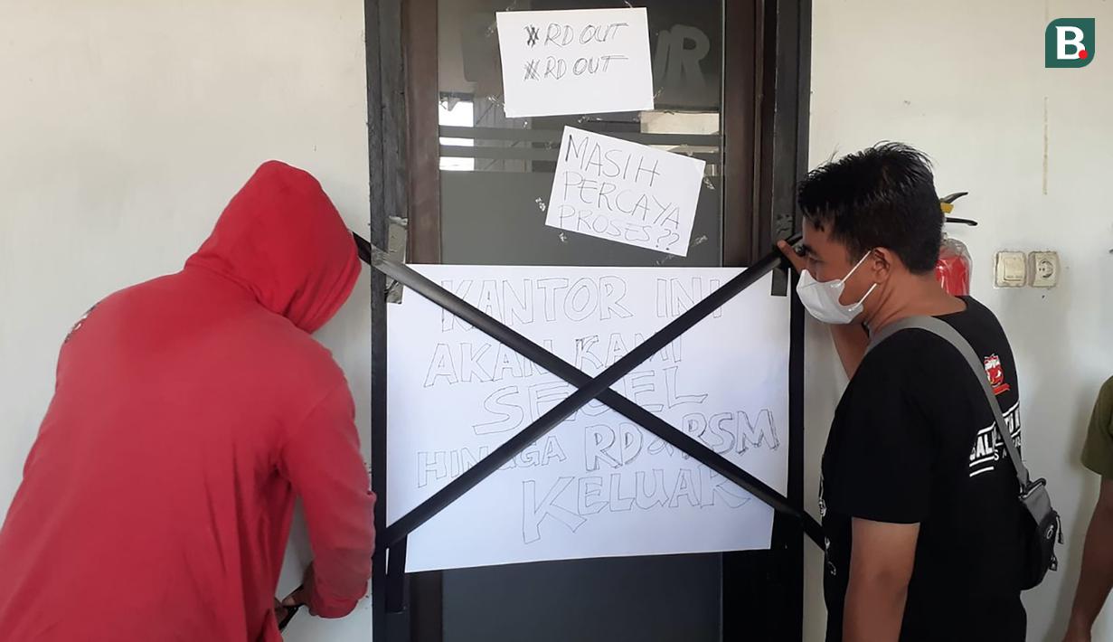 Sekelompok suporter yang mengatasnamakan sebagai Aliansi Suporter Madura United menggelar demonstrasi menyikapi hasil minor tim kesayangan di depan Kantor Madura United di Jl. Panglegur, tak jauh dari Stadion Gelora Ratu Pamelingan, Pamekasan, Minggu (7/11/2021). (Bola.com/Aditya Wany)