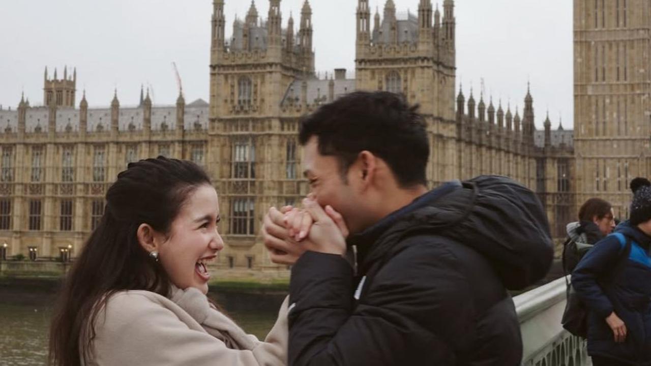 Momen Romantis Azriel Hermansyah dan Sarah Menzel Habiskan Liburan Akhir Tahun di London, Netizen Auto Ikut Baper