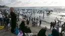 Warga Palestina melihat pengunjung yang tengah menikmati liburan di pantai Tel Aviv, Israel, Minggu (19/7/2015). Selama Idul Fitri, pemerintah Israel mengizinkan warga Palestina untuk berwisata di sepanjang garis pantai Mediterania. (REUTERS/Baz Ratner)