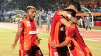 Terens Puhiri dan Diego Michiels meluapkan kegembiraan dengan Arpani, pencetak gol penyama kedudukan di laga kontra Persib, Minggu (20/9/2015). (Bola.com/M. Ridwan)