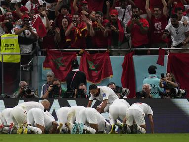 Kejutan demi kejutan terus terjadi pada fase grup Piala Dunia 2022. Kali ini giliran Maroko, wakil Benua Afrika yang mampu menumbangkan peringkat kedua FIFA terkini, Timnas Belgia dengan skor 2-0 pada matchday kedua Grup F yang berlangsung di Al Thumama Stadium, Doha, Qatar, Minggu (27/11/2022) malam WIB. Dua gol Timnas Maroko masing-masing dicetak oleh Abdelhamed Sabiri dan Zakaria Aboukhlal pada menit ke-73 dan injury time babak kedua. (AP/Manu Fernandez)