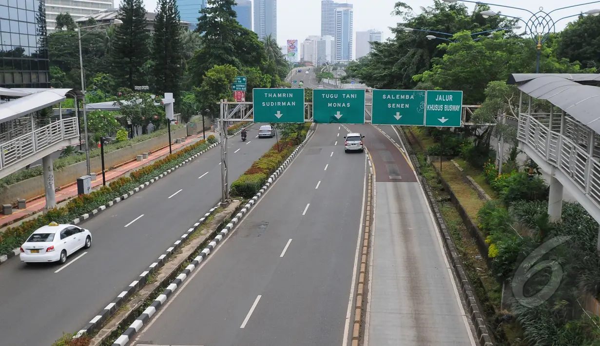 Sejumlah kendaraan melewati kawasan Rasuna Said, Jakarta, Jumat (3/4/2015).  Kondisi jalanan lengang disebabkan libur panjang yang bertepatan libur paskah dan banyaknya masyarakat Jakarta yang berlibur ke luar kota.(Liputan6.com/Herman Zakharia)
