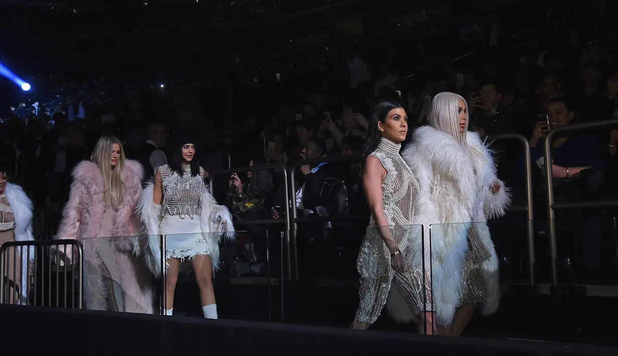 (Ki-ka) Kris Jenner, Khloe Kardashian, Kylie Jenner, Kourtney Kardashian dan Kim Kardashian saat tiba untuk menghadiri Kanye West Yeezy Season 3 di Madison Square Garden, New York, Kamis (11/2) (Jamie McCarthy/Getty Images untuk Yeezy Season 3/AFP)