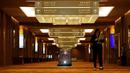 Robot pembersih lantai digunakan di pusat konvensi Marina Bay Sands, Singapura, (30/6).Proyek pengerjaan robot ini sedang digagas Singapura agar nantinya dapat membantu pekerjaan manusia. (REUTERS / Edgar Su)