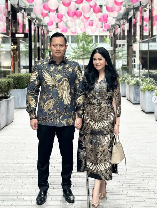 Gaya anggun Annisa juga terlihat saat ia kenakan batik yang begitu kompak.  [@annisayudhoyono]