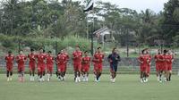 Pelatih fisik PSS Sleman, Asep Ardiansyah (hitam) memimpin sesi latihan skuad PSS di Lapangan Pakembinangun, Sleman. (Dok. PSS Sleman)