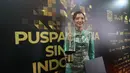 Sheila Dara Aisha berfoto bersama Piala Citra FFI pada malam penganugerahan di Taman Ismail Marzuki (TIM) Jakarta pada Kamis (20/11/2025) malam. Sheila Dara Aisha menyabet penghargaan bergengsi ini berkat akting memukaunya dalam film Sore: Istri dari Masa Depan. (Kapanlagi.com/Budy Santoso)