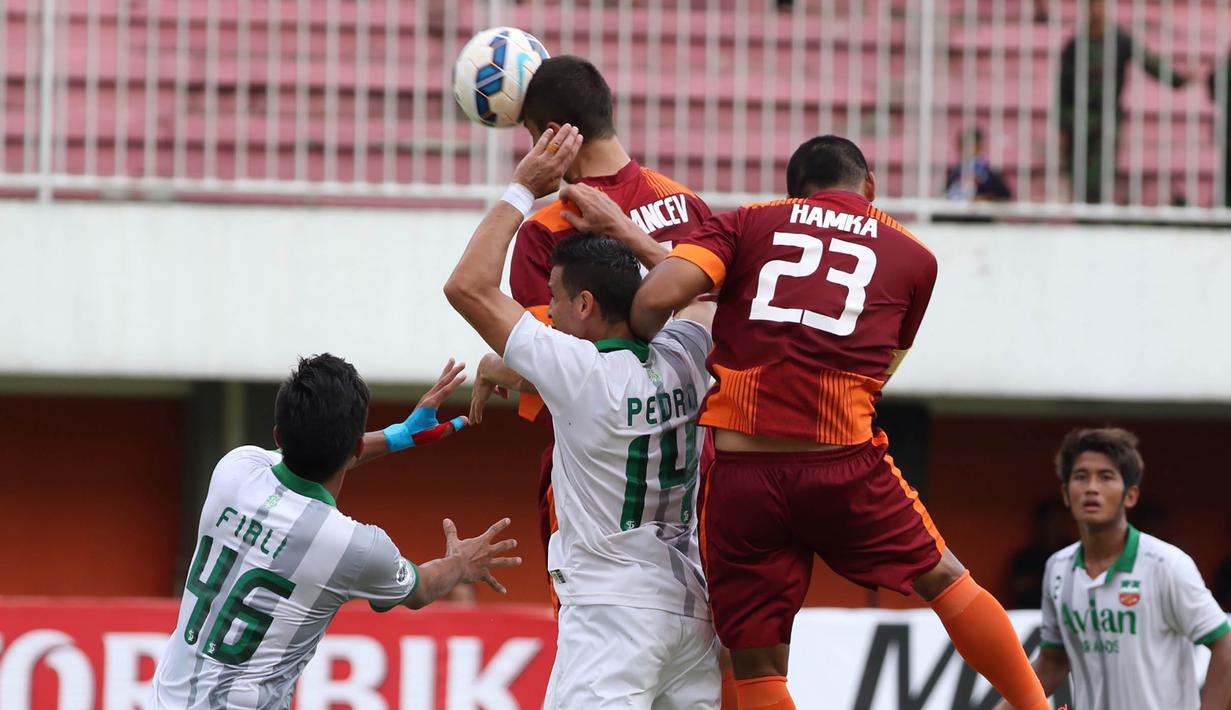 Pemain Borneo FC, Goran Ganchev, duel udara dengan pemain Surabaya United pada babak 8 besar Piala Jenderal Sudirman di Stadion Maguwoharjo, Sleman, Minggu (13/12/2015). (Bola.com/Nick Hanoatubun)