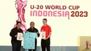 <p>Ketua Umum PSSI Erick Thohir (kiri) bersama Menpora Zainudin Amali (tengah) menunjukkan merchandise resmi Piala Dunia U-20 2023 saat launching di Atrium Mall FX Sudirman, Senayan, Jakarta, Rabu (8/3/2023). Apparel lokal, Juara, dipercaya menjadi penyedia suvenir Piala Dunia U-20 2023 dengan menyediakan 53 jenis merchandise yang siap dijual ke masyarakat. (Liputan6.com/Herman Zakharia)</p>