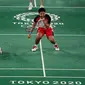 Reaksi ganda putri Indonesia Apriyani Rahayu dan Greysia Polii saat melawan Chen Qing Chen dan Jia Yi Fan dari China pada final badminton ganda putri Olimpiade Tokyo 2020 di Musashino Forest Sport, Senin (2/8/2021). (Pedro PARDO/AFP)