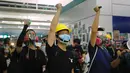 Demonstran menggunakan laser pointer saat berunjuk rasa di Stasiun MTR Yuen Long, Hong Kong, Rabu (21/8/2019). Unjuk rasa ini adalah protes terbaru di Hong Kong setelah demonstrasi pertama meletup pada Juni 2019. (AP Photo/Kin Cheung)