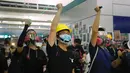 Demonstran menggunakan laser pointer saat berunjuk rasa di Stasiun MTR Yuen Long, Hong Kong, Rabu (21/8/2019). Unjuk rasa ini adalah protes terbaru di Hong Kong setelah demonstrasi pertama meletup pada Juni 2019. (AP Photo/Kin Cheung)