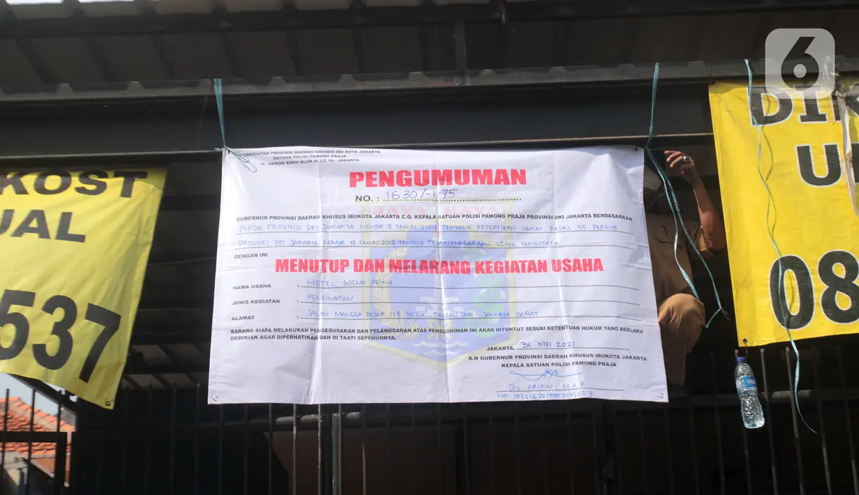 Petugas Sudin Parekraf Jakarta Barat bersama Satpol PP melakukan penyegelan Hotel Wisma Prima di Mangga Besar, Taman Sari, Jakarta Barat, Senin (31/5/2021). Izin usaha Hotel Wisma Prima dicabut dan ditutup secara permanen. (Liputan6.com/Herman Zakharia)