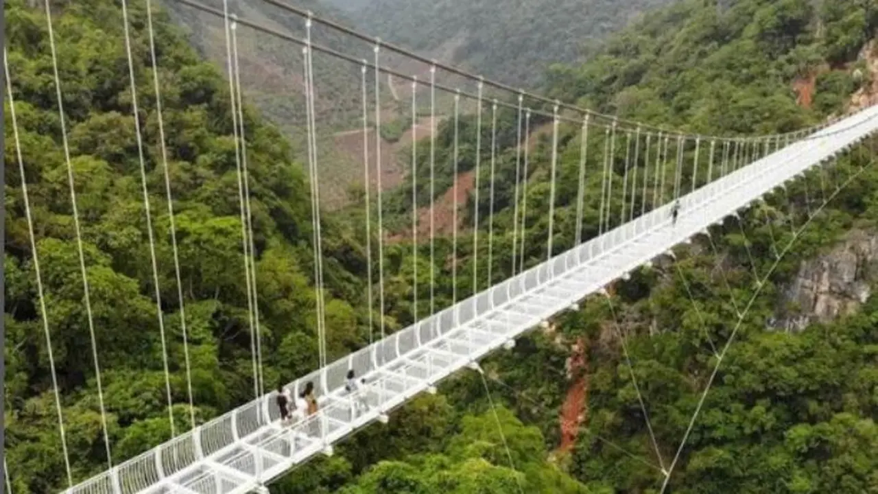 Vietnam Resmikan Jembatan Kaca Terpanjang di Dunia, Bisa Menampung Beban 450 Orang