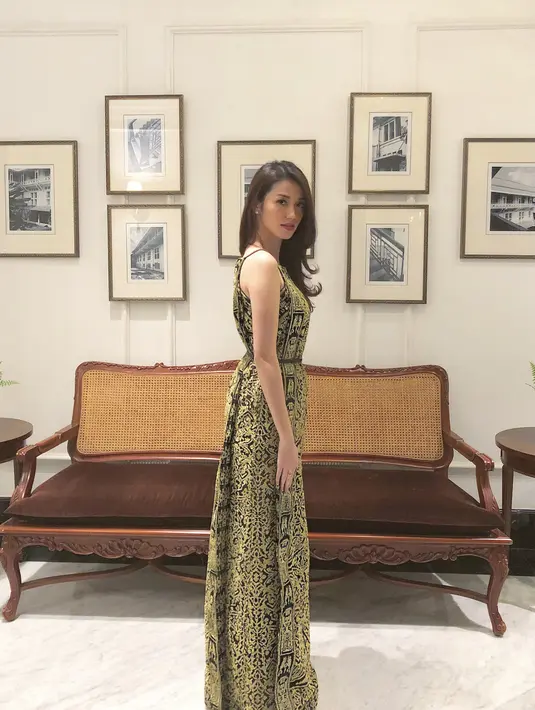 Memakai long dress berwarna hijau seperti yang satu membuat Velove terlihat sangat menggoda. Parasnya makin cantik jelita, ditambah dengan tubuhnya yang terlihat begitu langsing.  (Instagram/vaelovexia)