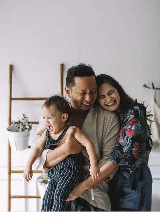 Begitu juga dengan saat akan bepergian bersama, ia terlebih dulu melihat terlebih dulu mood buah hatinya. Karena Mood buah hatinya, bisa berimbas pada istrinya dan juga berimbas pada dirinya. (Instagram/sabaidieter)