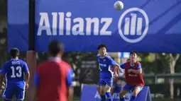 Sejumlah pesepak bola muda mengikuti Allianz Explorer Camp Football Edition Asia 2019 di The Arena Singapura, Jumat (26/7). Allianz Indonesia mengirimkan enam pesepak bola muda berbakat, dua di antaranya adalah perempuan. (Dokumentasi Allianz)