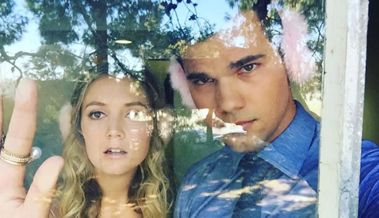 Setelah kepergian ibu dan neneknya, Billie Lourd kini tampaknya terlihat lebih tenang. Bersama pria yang diisukan sebagai kekasih hatinya, Taylor Lautner, Billie terlihat sedang liburan bersama dengan mengenakan bikini. (doc.hollywoodlife.com)
