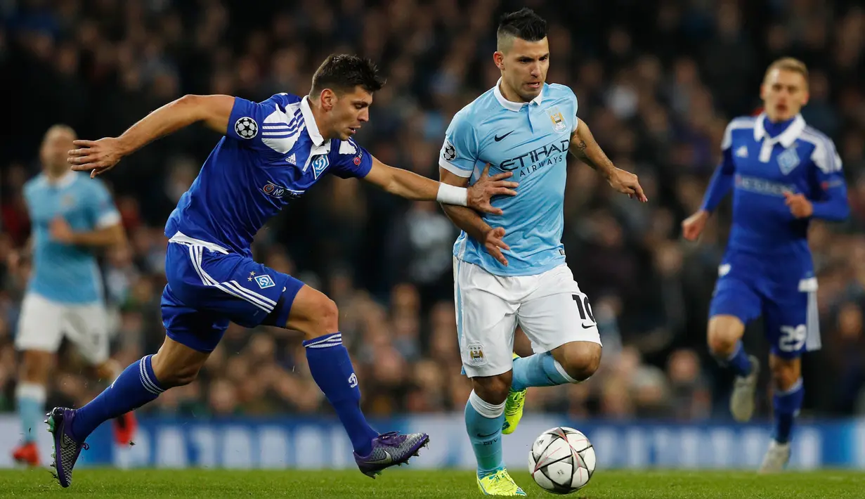 Penyerang City, Sergio Aguero berusaha melewati bek Dynamo Kiev, Aleksandar Dragovic pada leg kedua 16 besar Liga Champions di Stadion Etihad, Inggris, Rabu (16/3). City bermain imbang dengan Dynamo Kiev dengan skor 0-0. (Reuters/Phil Noble)