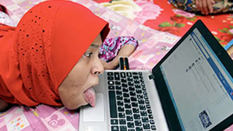 Meski Cacat Fisik, Wanita Ini Sukses Jualan Online Milik Keluarga