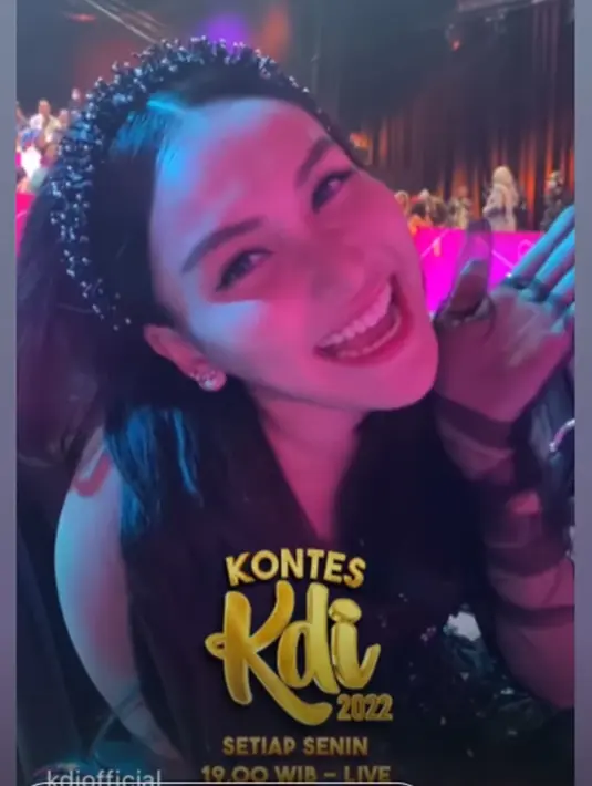 Dikategorikan pedangdut senior, Ayu Ting Ting sering menjadi juri di beberapa ajang pencarian bakat, salah satunya Kontes KDI 2022. Lewat laman Instagram resmi KDI, Ayu Ting Ting mengajak penonton setia KDI untuk menyaksikan Kontes KDI 2022. Kembali jadi juri setelah sempat absen karena sakit, hadirnya Ayu Ting Ting tentunya membuat acara tersebut jadi makin seru. (Liputan6.com/IG/@kdiofficial)