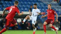 Timnas Italia harus puas bermain imbang 0-0 kontra Swiss pada laga kelima Grup C kualifikasi Piala Dunia 2022 di St Jakob Park, Senin (6/9/2021). (AFP/Fabrice Coffrini)