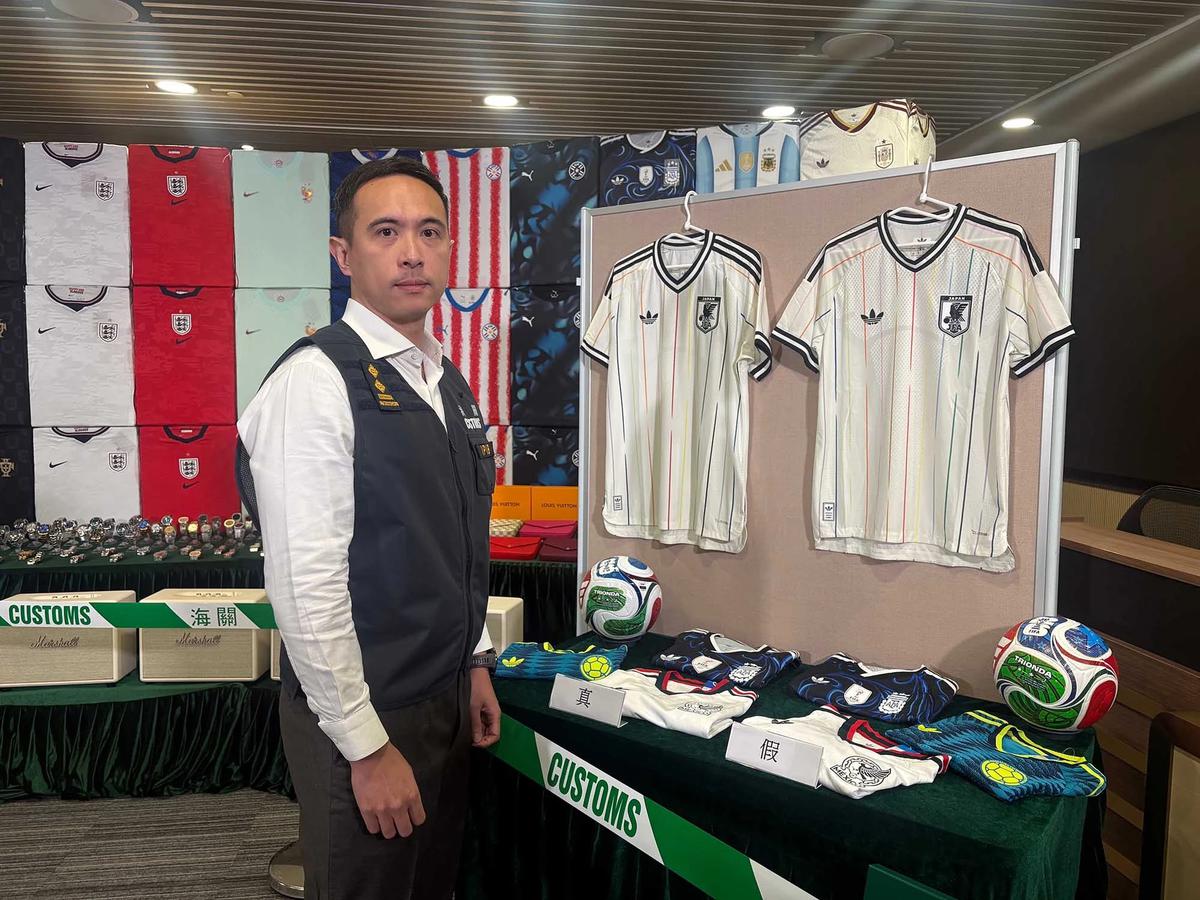 FOTO: Jelang Final Piala Dunia Hong Kong Sita Ribuan Jersey Palsu