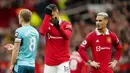 Pemain Manchester United, Casemiro, tampak kecewa setelah mendapat kartu merah pada laga Liga Inggris di Stadion Old Trafford, Minggu (12/3/2023). (AP Photo/Jon Super)