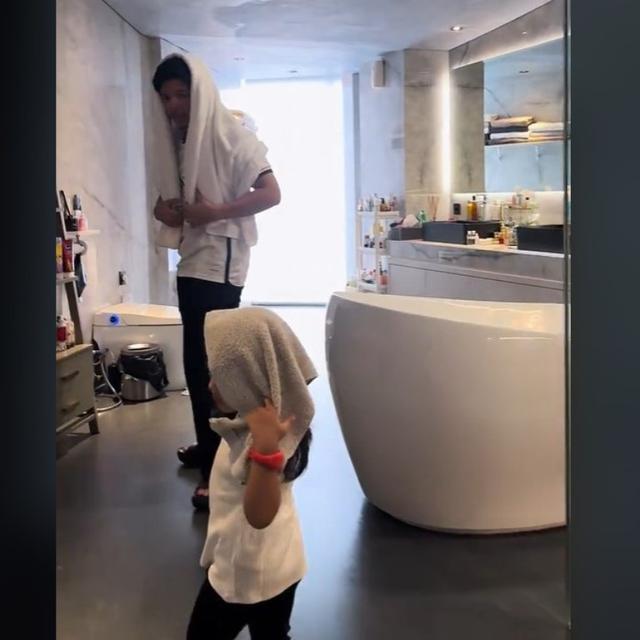 Atta Halilintar Bikin Video Baremg Ameena di Kamar Mandi Rumahnya yang Disebut Seluas Samudra