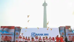 Kapolri Jenderal Polisi Tito Karnavian, Panglima TNI Hadi Tjahjanto dan jajaran Direksi Bank BRI melepas burung pada HUT Bhayangkara ke-73 di kawasan silang Monas, Jakarta, Minggu (7/7/2019). Kegiatan tersebut merupakan momentum untuk mendekatkan diri dengan masyarakat. (Liputan6.com/HO/Bayu)