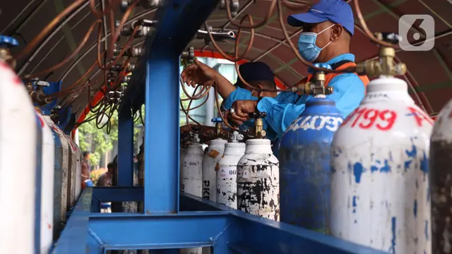 Warga Serbu Pengisian Tabung Oksigen Gratis di Kota Tangerang
