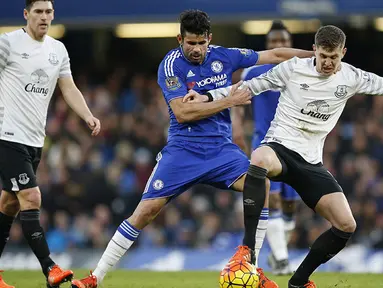 Striker Chelsea, Diego Costa, berebut bola dengan bek Everton, John Stones, pada laga Liga Premier Inggris di Stadion Stamford Bridge, Inggris, Sabtu (16/1/2016). Kedua tim bermain imbang 3-3. (Reuters/John Sibley)