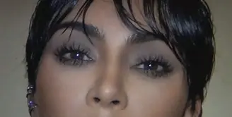 Pendiri Skims ini tiba di Paris Fashion Week dengan potongan rambut pixie hitam ramping yang langsung mengingatkan kita pada ibunya yang ikonis, Kris Jenner. [Foto: Instagram/ Kim Kardashian]