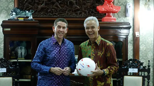 Gubernur Jawa Tengah (Jateng) Ganjar Pranowo menerima kunjungan Kepala Keuangan Negara Bagian Queensland Australia Cameron Dick MP di rumah dinas Puri Gedeh, Kota Semarang, Jateng, Jumat (11/8/2023)