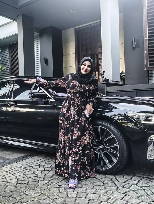 Mobil mewah yang diberikan Atta ini berwarna hitam dan terlihat sangat elegan. "Kamu berhak bahagia," tulis Atta sebagai keterangan foto. (Foto: instagram.com/attahalilintar)