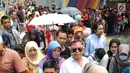 Calon penonton rela antre di sepanjang pendestrian Senayan untuk mengikuti Closing Ceremony Asian Games 2018, di Stadion GBK, Jakarta, Minggu (2/9).Sejumlah artis dalam dan luar negeri ikut meramaikan Closing Ceremony. (merdeka.com/Arie Basuki)