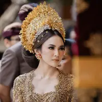 Tampil selalu anggun, potret Mahalini bergaya Bali bisa jadi inspirasi tampilan berkebaya. (Foto: Instagram/ Mahaliniraharja)