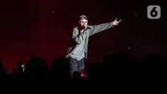 Penampilan rapper asal Australia, The Kid Laroi pada acara festival musik We The Fest (WTF) 2023 di GBK Sport Complex, Jakarta, Jumat (21/7/2023) malam. The Kid Laroi menjadi pemanasan sebelum penampilan The Strokes di WTF 2023. (Liputan6.com/Johan Tallo)