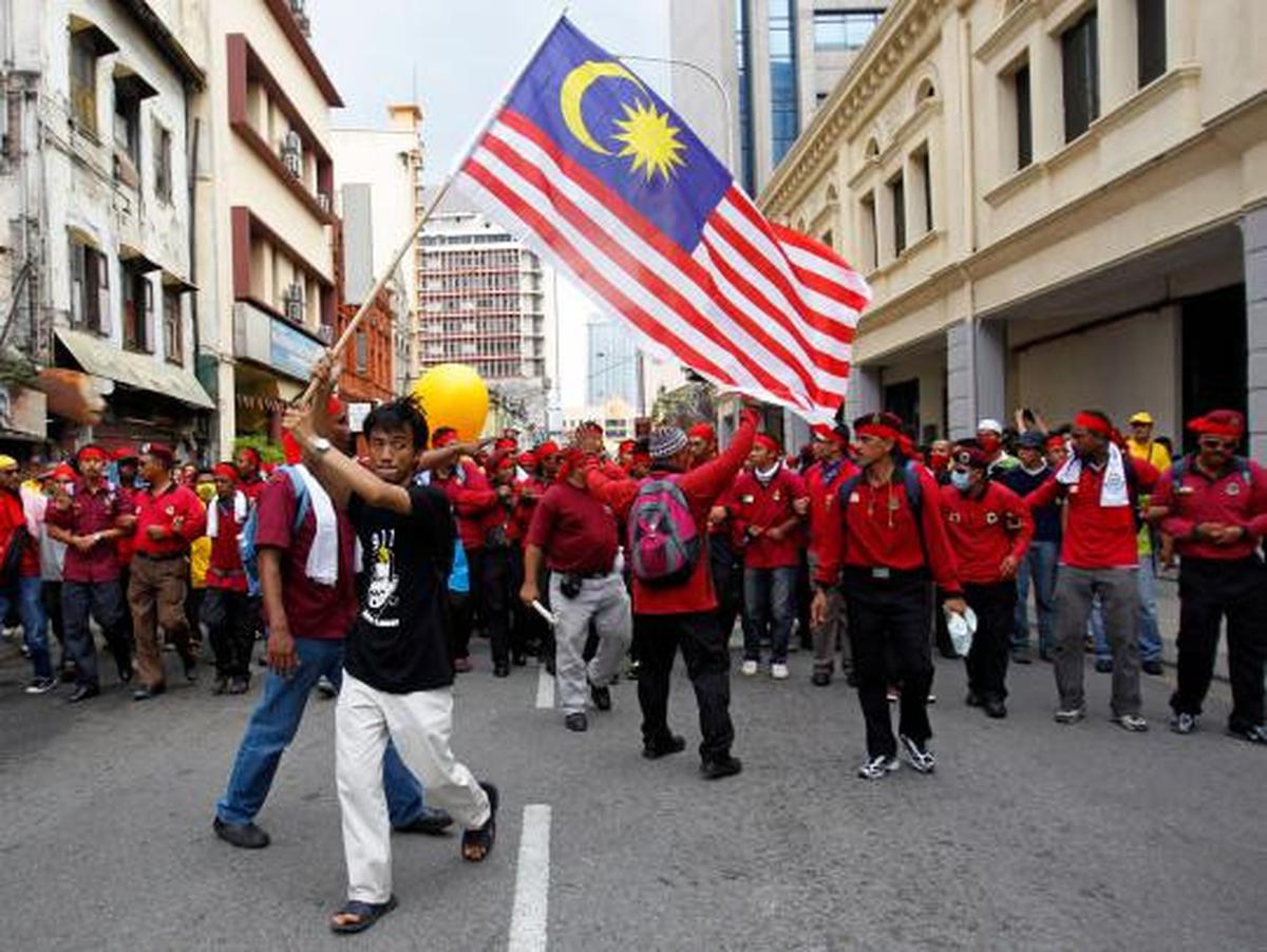 Warga Malaysia turun ke jalan menggelar demo besar besaran menuntut re 