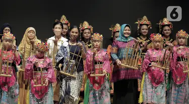 Founder Belantara Budaya Indonesia, Diah Kusumawardani membuka acara drama musikal Bersama Lestarikan Indonesia (Bestari) di Aula Teater Museum Nasional, Jakarta, Sabtu (22/10/2022). Drama musikal bertajuk Bersama Lestarikan Indonesia (Bestari) ini menampilkan tarian-tarian tradisional Indonesia dari Sabang sampai Merauke. (Liputan6.com/Johan Tallo)